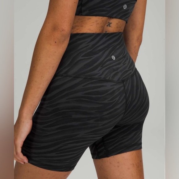 Lululemon Align Short 6" in Le Tigre Camo Deep Coal Multi - Picture 1 of 6